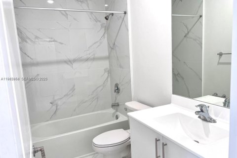 Снять в аренду таунхаус в Пемброк-Пайнс, Флорида 3 спальни, № 1999962 - фото 16