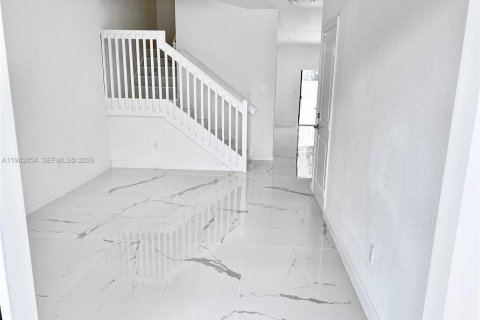 Снять в аренду таунхаус в Пемброк-Пайнс, Флорида 3 спальни, № 1999962 - фото 2