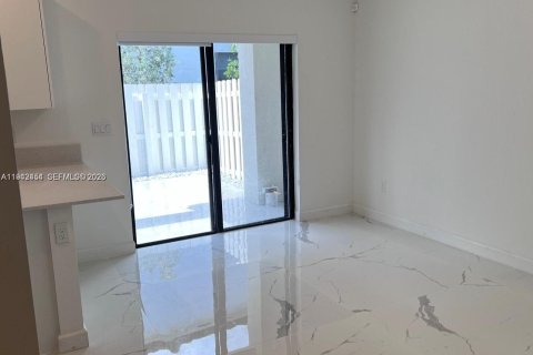 Снять в аренду таунхаус в Пемброк-Пайнс, Флорида 3 спальни, № 1999962 - фото 7