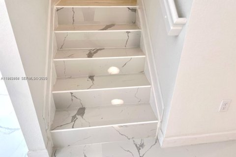 Снять в аренду таунхаус в Пемброк-Пайнс, Флорида 3 спальни, № 1999962 - фото 8