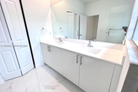 Снять в аренду таунхаус в Пемброк-Пайнс, Флорида 3 спальни, № 1999962 - фото 5