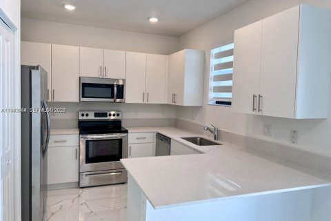 Снять в аренду таунхаус в Пемброк-Пайнс, Флорида 3 спальни, № 1999962 - фото 6