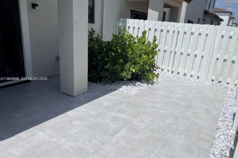 Снять в аренду таунхаус в Пемброк-Пайнс, Флорида 3 спальни, № 1999962 - фото 17