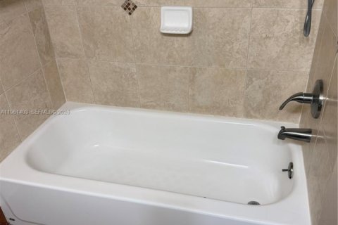 Casa en alquiler en Sunrise, Florida, 2 dormitorios, 82.22 m2 № 2023304 - foto 15