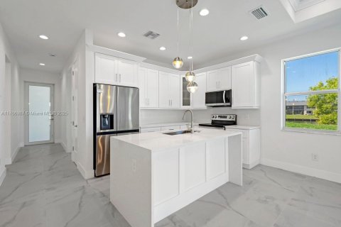 Villa ou maison à vendre à Cape Coral, Floride: 3 chambres, 176.33 m2 № 1962693 - photo 28