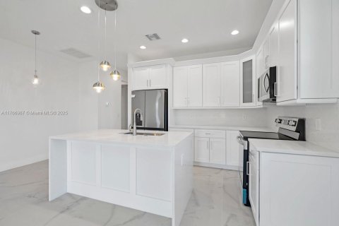 Villa ou maison à vendre à Cape Coral, Floride: 3 chambres, 176.33 m2 № 1962693 - photo 29