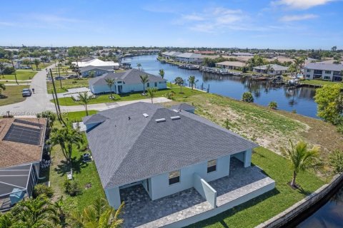 Villa ou maison à vendre à Cape Coral, Floride: 3 chambres, 176.33 m2 № 1962693 - photo 3