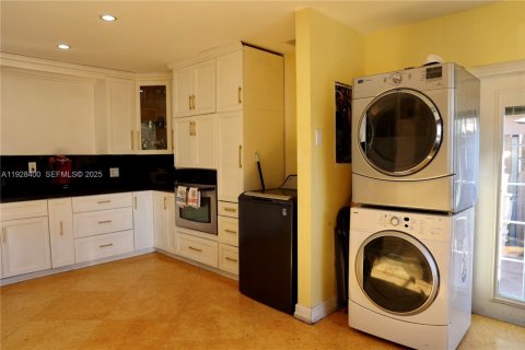 Touwnhouse à vendre à Miami, Floride: 3 chambres, 152.17 m2 № 1990273 - photo 19