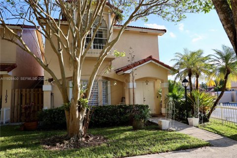 Touwnhouse à vendre à Miami, Floride: 3 chambres, 152.17 m2 № 1990273 - photo 1