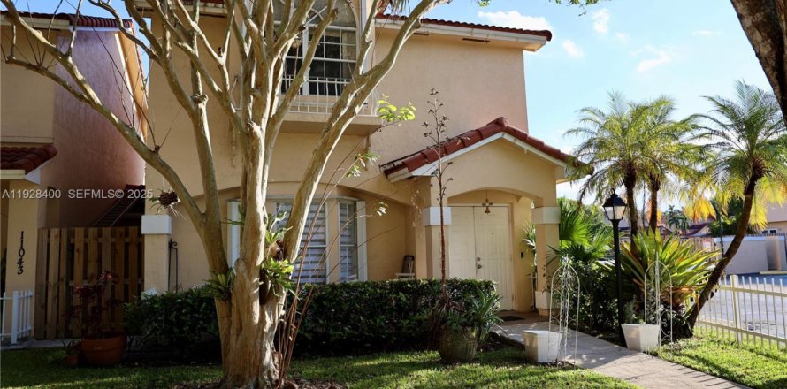 Touwnhouse à Miami, Floride 3 chambres, 152.17 m2 № 1990273