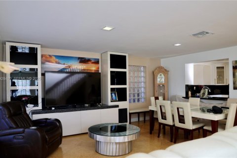 Touwnhouse à vendre à Miami, Floride: 3 chambres, 152.17 m2 № 1990273 - photo 7