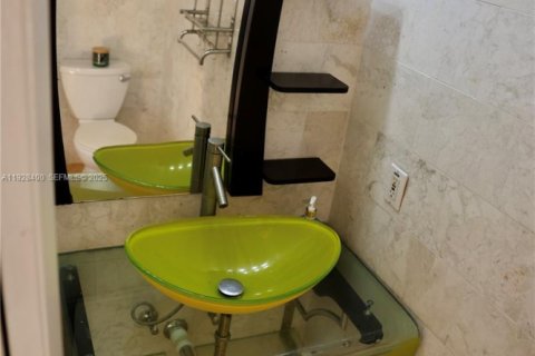 Touwnhouse à vendre à Miami, Floride: 3 chambres, 152.17 m2 № 1990273 - photo 12