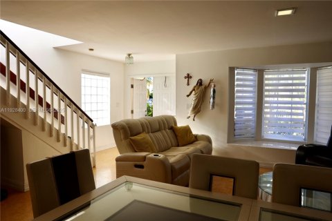 Touwnhouse à vendre à Miami, Floride: 3 chambres, 152.17 m2 № 1990273 - photo 10