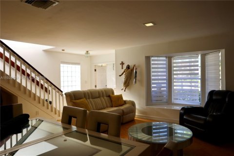 Touwnhouse à vendre à Miami, Floride: 3 chambres, 152.17 m2 № 1990273 - photo 9