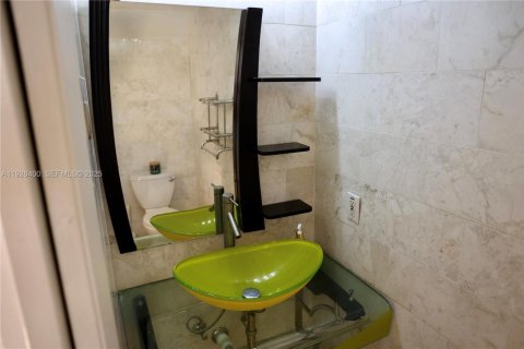 Touwnhouse à vendre à Miami, Floride: 3 chambres, 152.17 m2 № 1990273 - photo 13