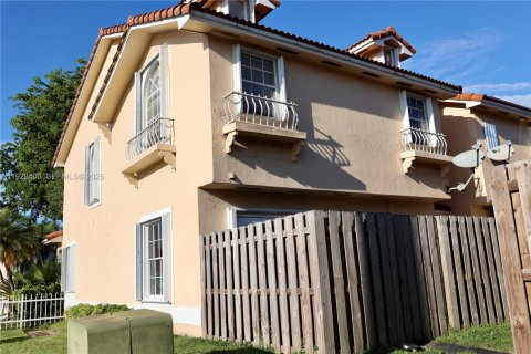 Touwnhouse à vendre à Miami, Floride: 3 chambres, 152.17 m2 № 1990273 - photo 3