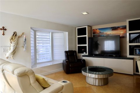 Touwnhouse à vendre à Miami, Floride: 3 chambres, 152.17 m2 № 1990273 - photo 8