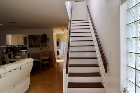 Touwnhouse à vendre à Miami, Floride: 3 chambres, 152.17 m2 № 1990273 - photo 6