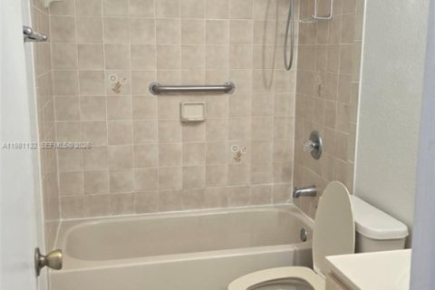 Снять в аренду квартиру в Майами, Флорида 1 спальня, 52.58м2, № 2044340 - фото 4