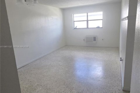 Снять в аренду квартиру в Майами, Флорида 1 спальня, 52.58м2, № 2044340 - фото 2