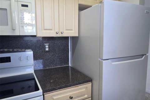 Снять в аренду квартиру в Майами, Флорида 1 спальня, 52.58м2, № 2044340 - фото 10