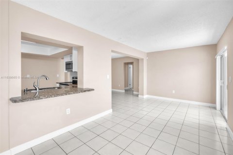 Casa en alquiler en Cooper City, Florida, 3 dormitorios, 177.54 m2 № 1888714 - foto 5