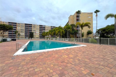 Condo in Miami, Florida, 1 bedroom  № 1834379 - photo 11