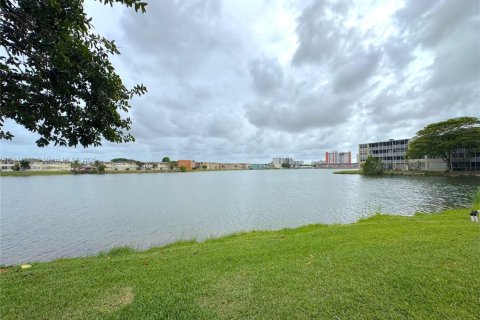 Condo in Miami, Florida, 1 bedroom  № 1834379 - photo 7