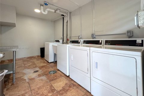 Condo in Miami, Florida, 1 bedroom  № 1834379 - photo 9