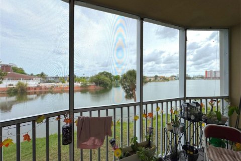 Condo in Miami, Florida, 1 bedroom  № 1834379 - photo 12