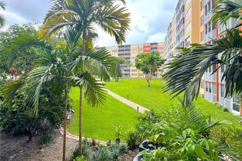 Condo in Miami, Florida, 1 bedroom  № 1834379 - photo 2