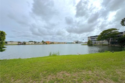 Condo in Miami, Florida, 1 bedroom  № 1834379 - photo 6