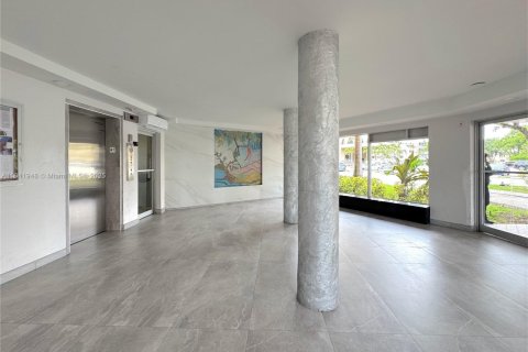 Condo in Miami, Florida, 1 bedroom  № 1834379 - photo 5