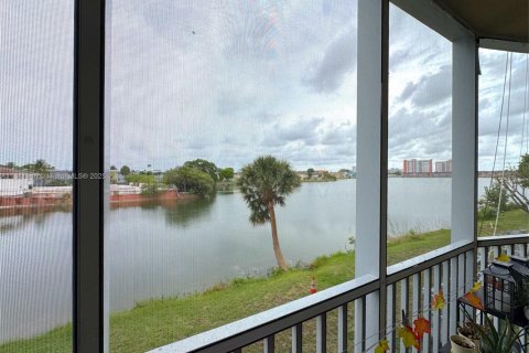 Condo in Miami, Florida, 1 bedroom  № 1834379 - photo 1