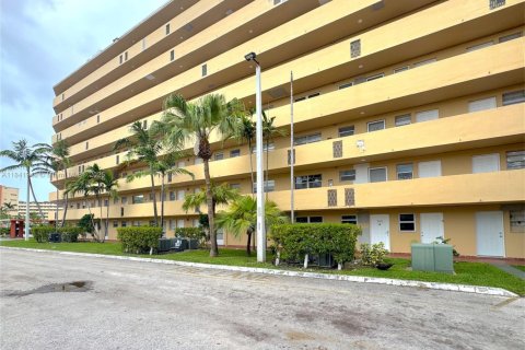 Condo in Miami, Florida, 1 bedroom  № 1834379 - photo 10