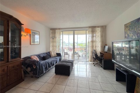Condo in Miami, Florida, 1 bedroom  № 1834379 - photo 4