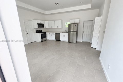 Villa ou maison à louer à Lehigh Acres, Floride: 1 chambre, 97.73 m2 № 2365916 - photo 2