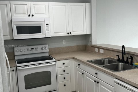 Снять в аренду виллу или дом в Хомстед, Флорида 3 спальни, 98.66м2, № 1946861 - фото 4