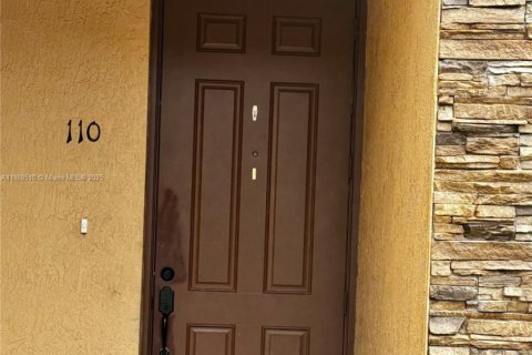 Снять в аренду виллу или дом в Хомстед, Флорида 3 спальни, 98.66м2, № 1946861 - фото 2