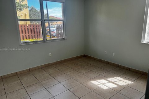 Снять в аренду виллу или дом в Хомстед, Флорида 3 спальни, 98.66м2, № 1946861 - фото 7