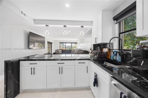 Купить кондоминиум в Помпано-Бич, Флорида 2 спальни, 102.19м2, № 2002391 - фото 3