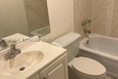Condominio en alquiler en Lauderhill, Florida, 2 dormitorios, 101.45 m2 № 2033516 - foto 13