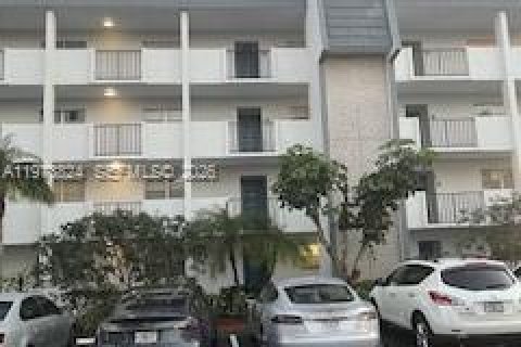 Condominio en alquiler en Lauderhill, Florida, 2 dormitorios, 101.45 m2 № 2033516 - foto 4