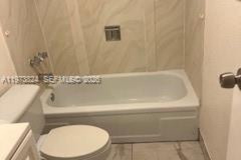Condominio en alquiler en Lauderhill, Florida, 2 dormitorios, 101.45 m2 № 2033516 - foto 15