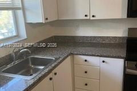 Condominio en alquiler en Lauderhill, Florida, 2 dormitorios, 101.45 m2 № 2033516 - foto 9