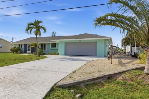 House in Englewood, Florida 3 bedrooms, 174.66 sq.m. № 2222759