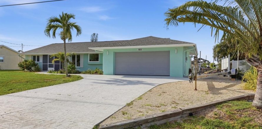 House in Englewood, Florida 3 bedrooms, 174.66 sq.m. № 2222759