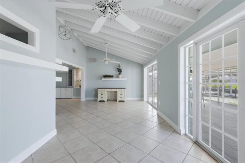 House in Englewood, Florida 3 bedrooms, 174.66 sq.m. № 2222759 - photo 14