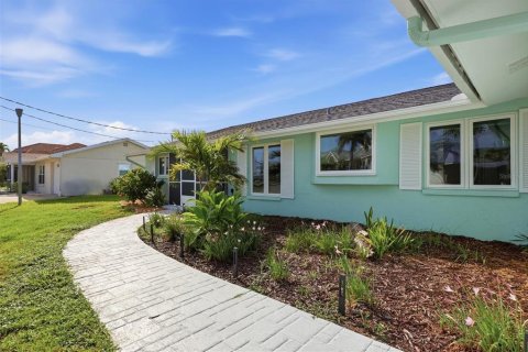 House in Englewood, Florida 3 bedrooms, 174.66 sq.m. № 2222759 - photo 6