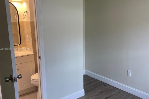 Снять в аренду квартиру в Холливуд, Флорида 2 спальни, 126.53м2, № 2005474 - фото 9